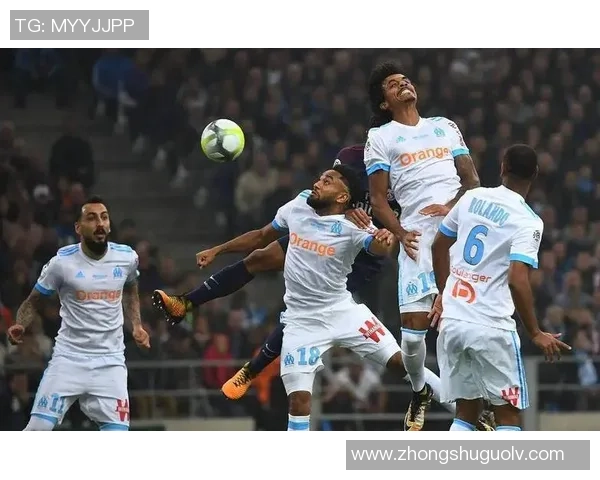 年轻人因足球球星追星展现激情与梦想引发社会广泛关注热议