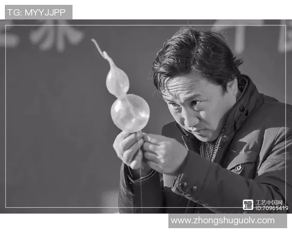 手艺人雕刻足球球星形象细节展现大师匠心与激情 手艺人雕刻足球球星形象细节展现大师匠心与激情