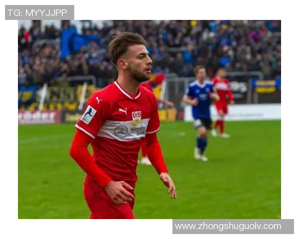 足球明星个性化头部模型展示打造全新球场艺术风潮