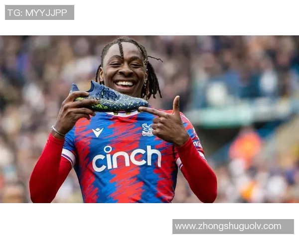 足球球星外壳背后的秘密揭秘：从赛场到生活的多面人物解析