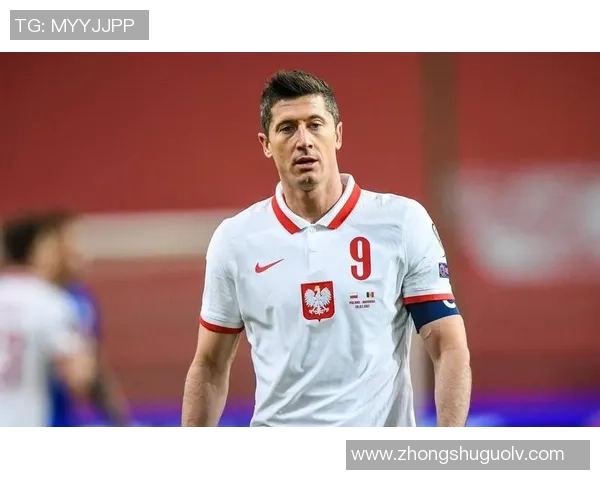 足球球星戴冷帽亮相赛场引发热议他为何选择这一另类造型